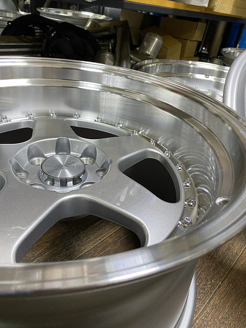 картинка Новые диски Rotifrom R17 J9 ET15 5X100/5х114.3 серебро магазин  StreetTuning 