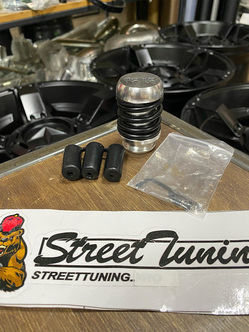 картинка Ручка КПП MOMO Springs черная в стиле койловера магазин  StreetTuning 