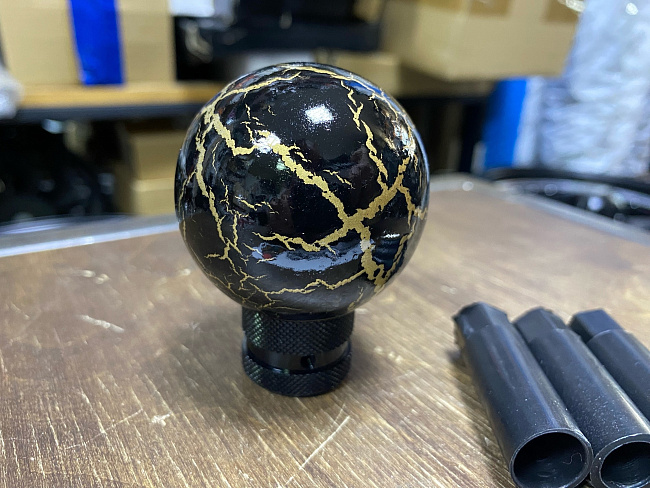 картинка Ручка переключения передач, шар, черная с золотой текстурой магазин  StreetTuning 