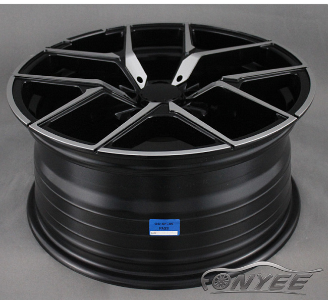 картинка Новые диски AMG SERIES 2017 R18 5х112 ET42 J9 серебро + черный глянец магазин  StreetTuning 