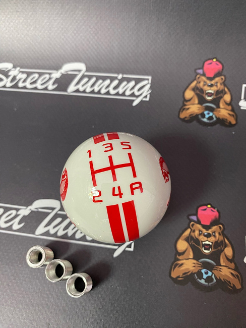 картинка Ручка кпп, Shelby GT500, 5 ступка. белая с красной схемой магазин  StreetTuning 