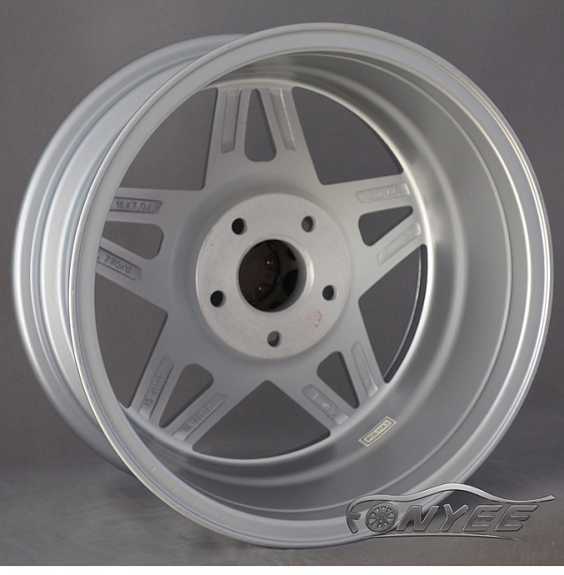 картинка Новые диски MVF-968 R16 5X114,3 ET15 J7 серебро и черные болтики магазин  StreetTuning 