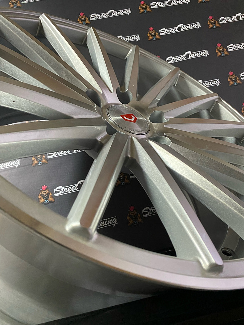 картинка Новые диски Vossen VFS-2 R18 J8 ET35 5x114.3 Silver магазин  StreetTuning 