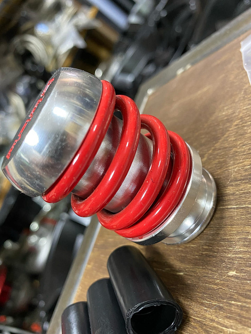 картинка Ручка КПП MOMO Springs красная в стиле койловера магазин  StreetTuning 