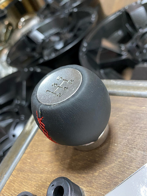 картинка Ручка КПП кожанная с красной строчкой 5 СТ магазин  StreetTuning 