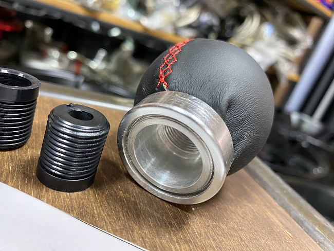 картинка Ручка КПП кожанная с красной строчкой 5 СТ магазин  StreetTuning 