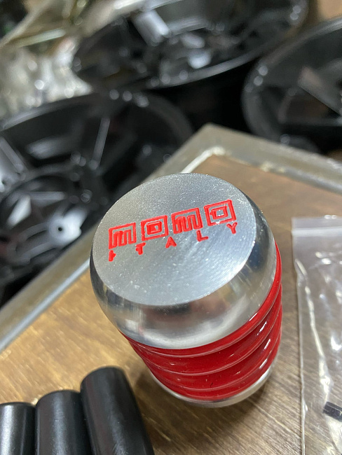 картинка Ручка КПП MOMO Springs красная в стиле койловера магазин  StreetTuning 