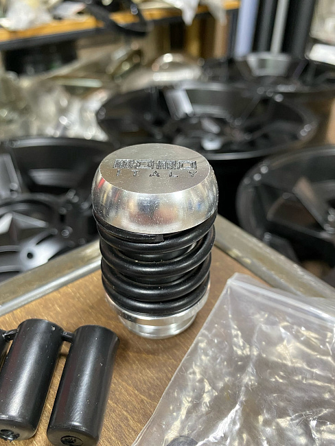 картинка Ручка КПП MOMO Springs черная в стиле койловера магазин  StreetTuning 