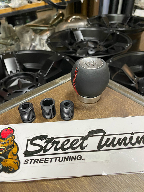 картинка Ручка КПП кожанная с красной строчкой 5 СТ магазин  StreetTuning 