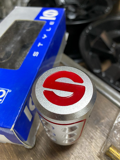 картинка Ручка КПП Sparco Style серебристая-RED "Универсальная" АКПП-МКПП магазин  StreetTuning 