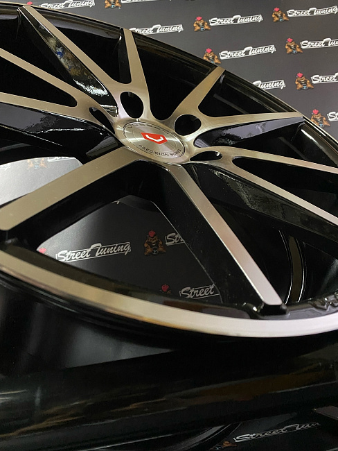 картинка Новые диски Vossen VFS-1 R18 J8 ET35 5x114.3 Silver+Black магазин  StreetTuning 