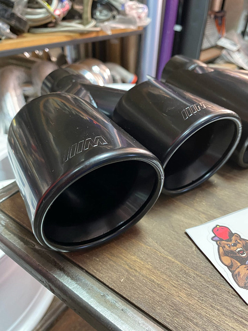 картинка Насадки на глушитель BMW M двойные комплект- 2 шт 57 х 89 мм черный мат магазин  StreetTuning 