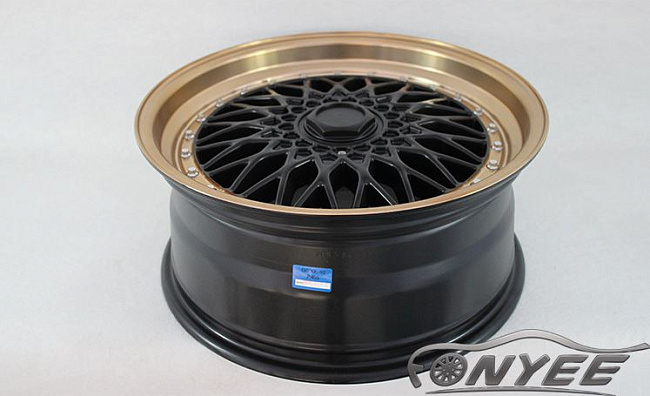 картинка Новые диски BBS RS R18 5X120/5X114,3 ET30 J8 черный мат + серебристые болтики магазин  StreetTuning 
