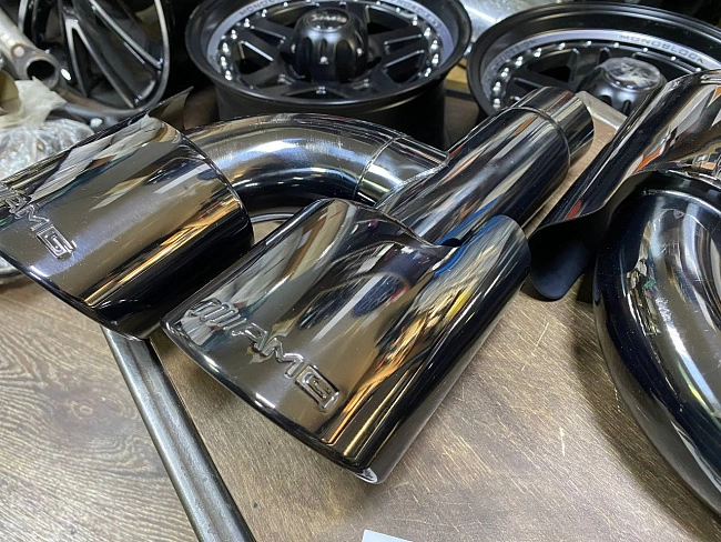 картинка Насадки на глушитель AMG для Mercedes , универсальные, Hyper Black магазин  StreetTuning 