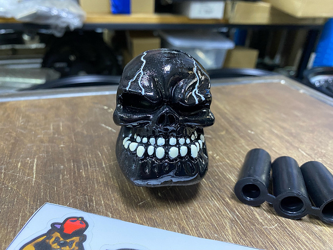 картинка Ручка КПП "Череп", цвет черный. магазин  StreetTuning 