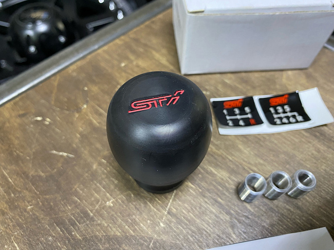 картинка Ручка КПП STI для Subaru OEM: ST35022ST070 "черная" 5-6MKПП магазин  StreetTuning 