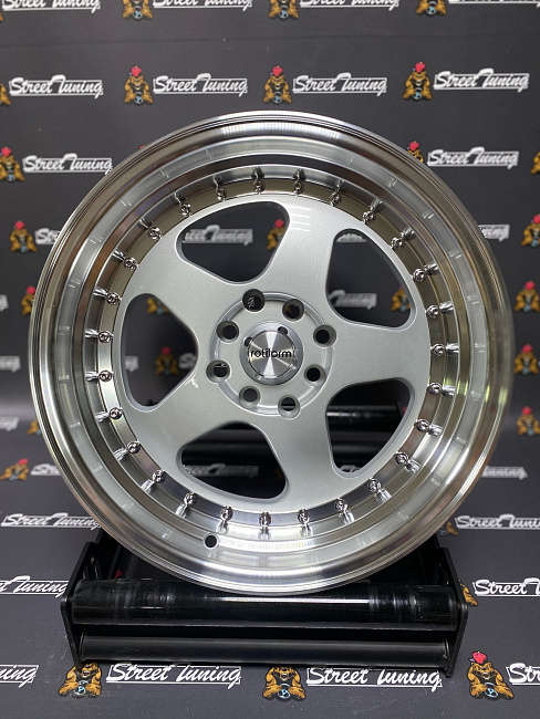 картинка Новые диски Rotiform R16 J8 ET25 4x100/114,3 серебро магазин  StreetTuning 