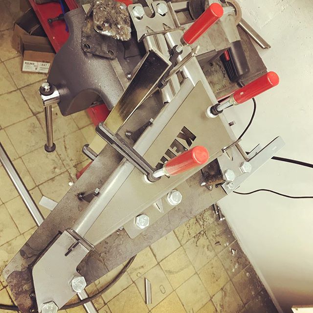 картинка Комплект усилителей (2 распорки) под переднее крыло для Subaru Impreza 92-00 магазин  StreetTuning 