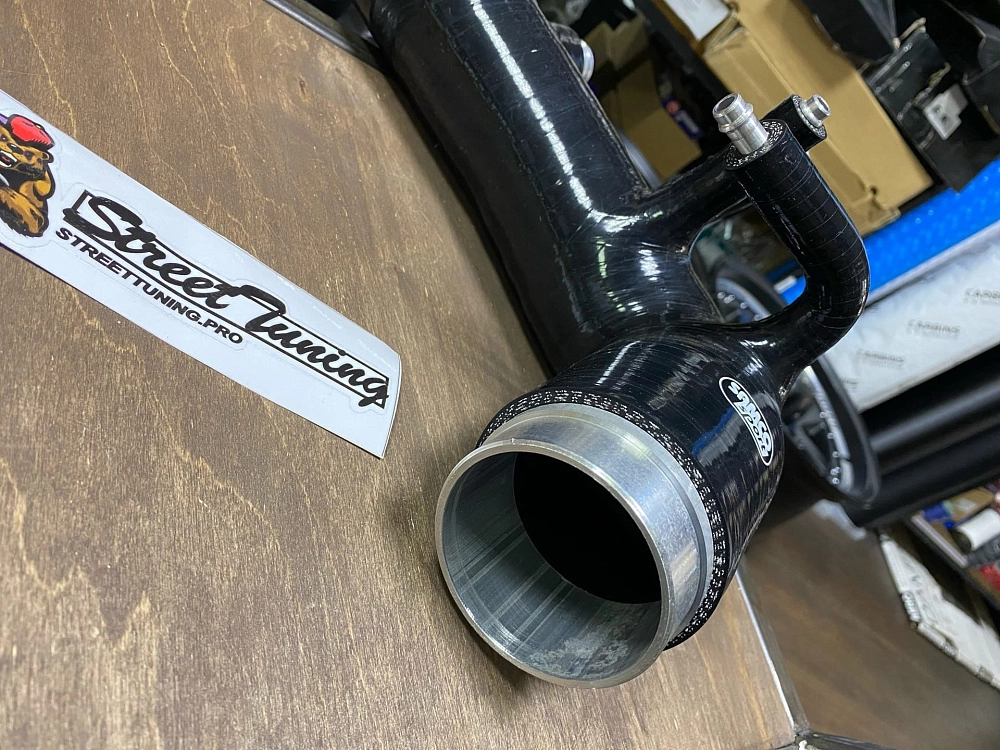 картинка Патрубок турбины Samco Sport для Subaru Forester SG5 черный от магазина  StreetTuning