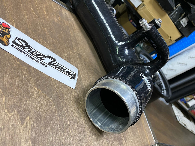 картинка Патрубок турбины Samco Sport для Subaru Forester SG5 черный магазин  StreetTuning 