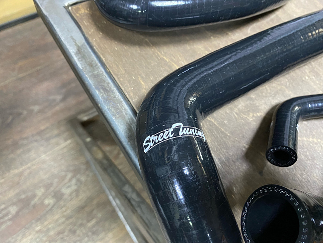 картинка Патрубки системы охлаждения STREETTUNING для Audi A4/VW Passat B6 2001 магазин  StreetTuning 