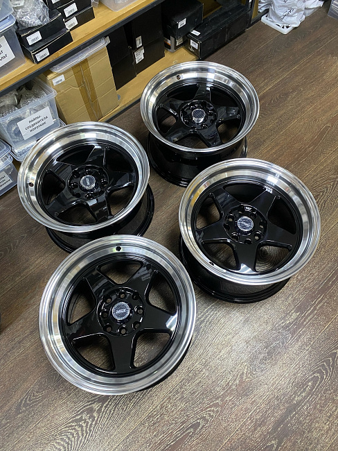 картинка Новые диски ESR R15 J8,25 ET20 4x100/4x114.3, черные магазин  StreetTuning 