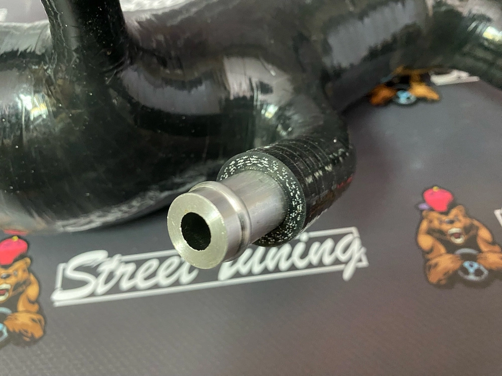 картинка Патрубок турбины StreeTuning для Subaru Impreza GRB/GH8 VER10 от магазина  StreetTuning