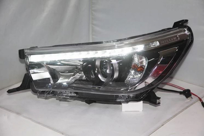 картинка Передние фары для Toyota Hilux VIGO 2015-2016 г магазин  StreetTuning 