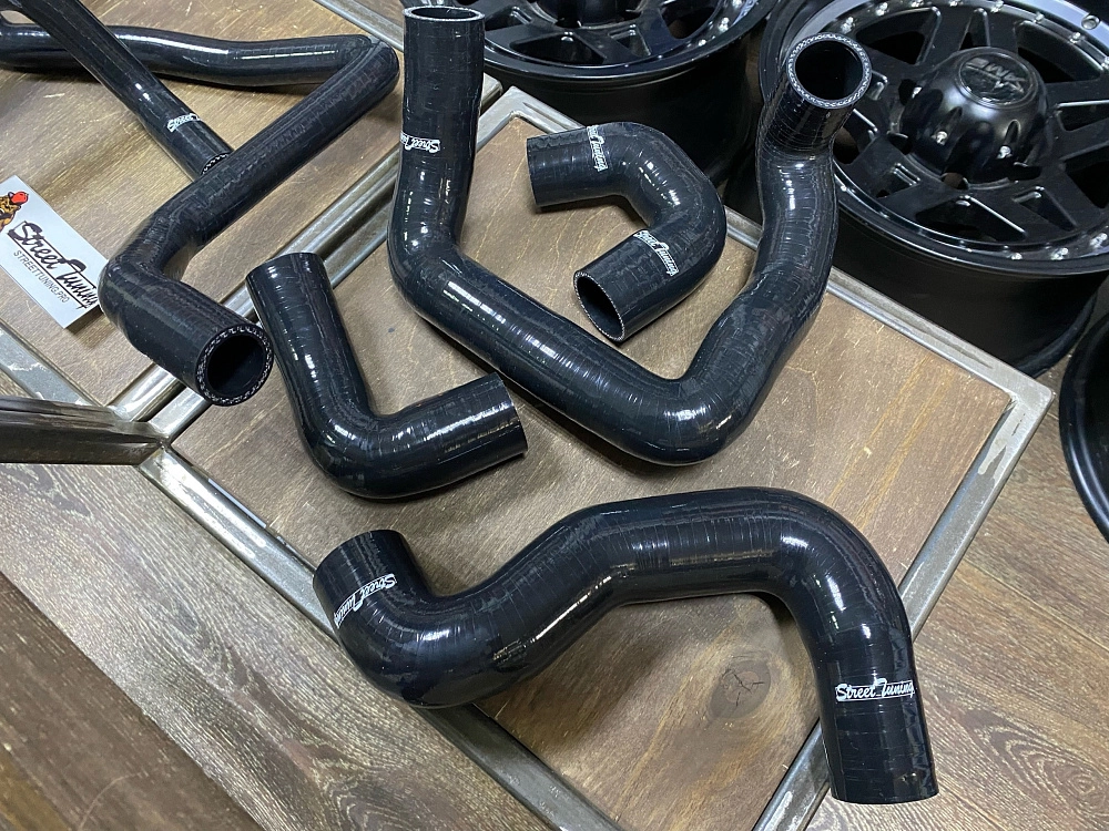 картинка Патрубки системы охлаждения StreetTuning BMW E30 88-93 M20 325 325i от магазина  StreetTuning