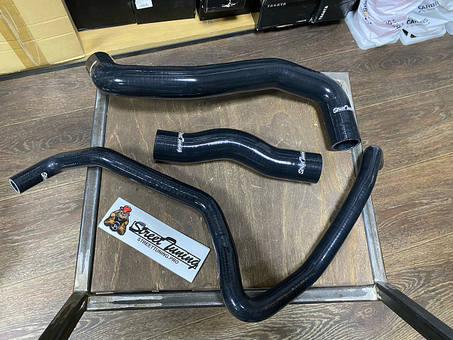 картинка Патрубки радиатора STREETTUNING для Nissan 350Z, Z33, G35 03-07 магазин  StreetTuning 