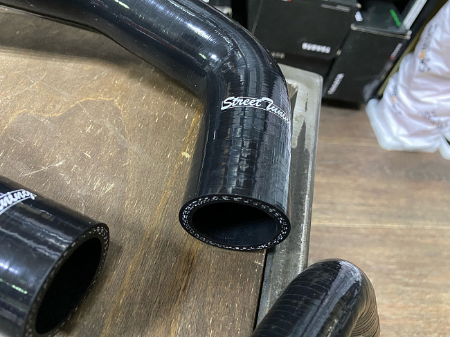 картинка Патрубки радиатора STREETTUNING для Nissan 350Z, Z33, G35 03-07 магазин  StreetTuning 