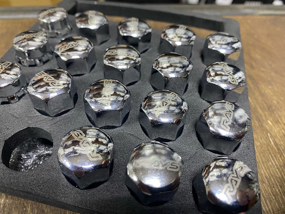 картинка Колесные гайки Rays style М12х1.5 высота-30 мм хром с секретками от магазина  StreetTuning