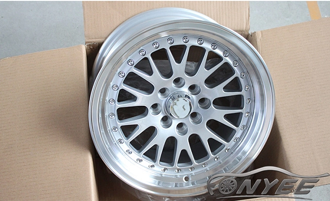 картинка Новые диски ESM 007 R15 4x100-4x114,3 ET20 J8 серебряные магазин  StreetTuning 