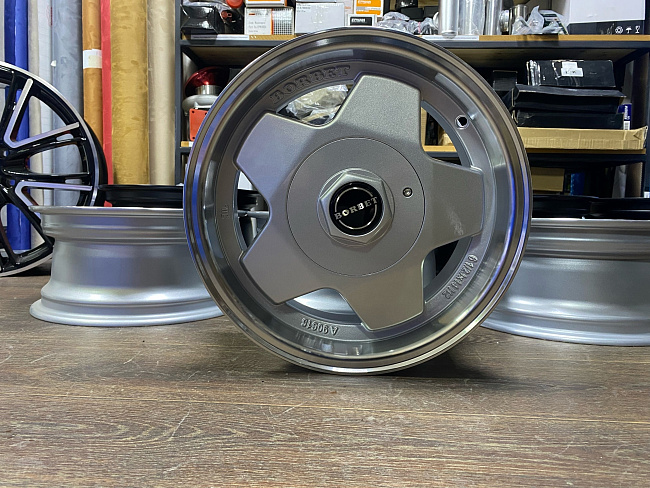 картинка Диски Borbet A R14 4х100/114,3 ET20 J6,5 серебро + полированная полка магазин  StreetTuning 