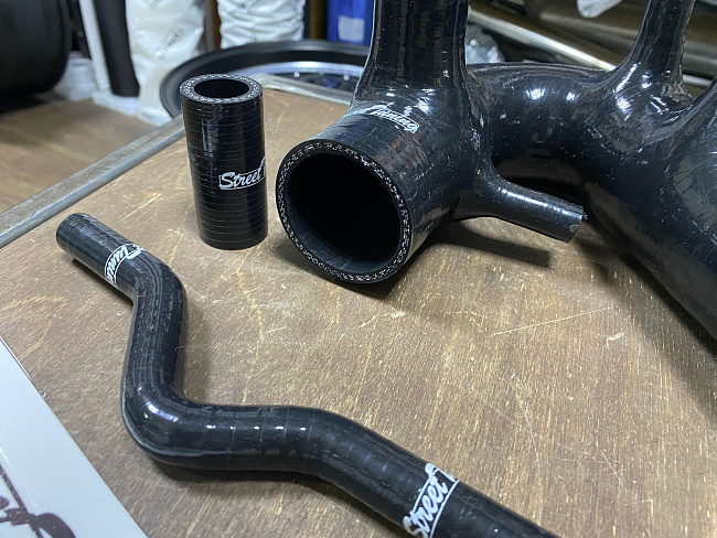 картинка Патрубок турбины впускной Audi A4, VW Passat B5 1.8T магазин  StreetTuning 