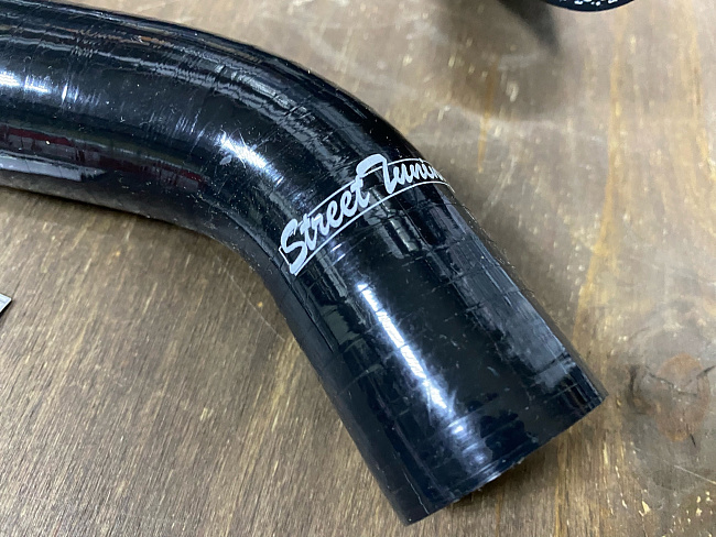 картинка Патрубки радиатора STREETTUNING для Honda FIT, JAZZ GE8, GE9 L15A7 2008-2012 2шт магазин  StreetTuning 