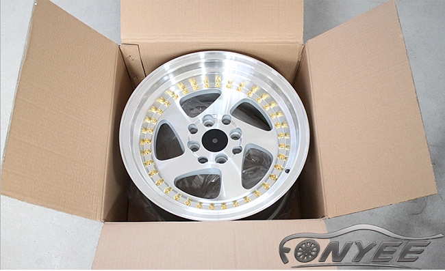 картинка Новые диски Rotiform TMB Flat R15 4х100/114,3 ET20 J8 серебро + золотистые болтики магазин  StreetTuning 