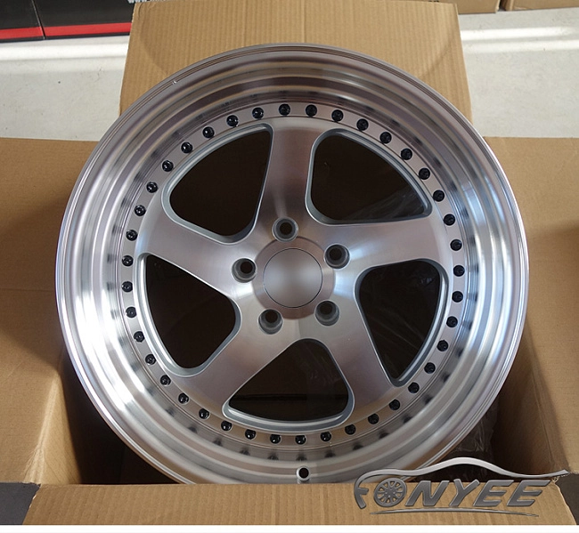 картинка Новые диски Rotiform TMB Flat R18 5х114,3 ET25 J10,5 серебро + черные болтики магазин  StreetTuning 