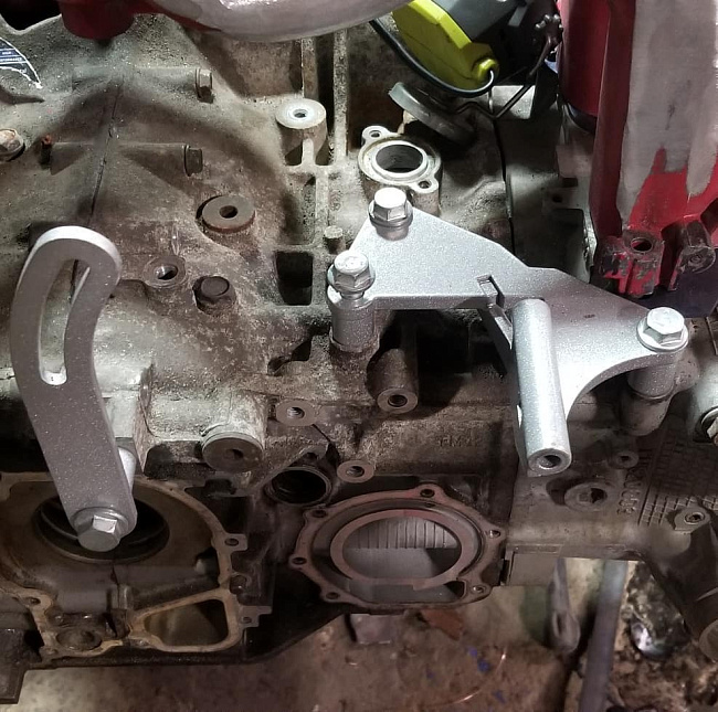 картинка Кронштейн для переноса генератора на двигателях Subaru EJ-серии, разворот впускного коллектора магазин  StreetTuning 