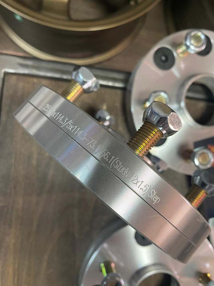 картинка Проставка переходная 25 мм с 4x114.3 на 5x114.3-ц. о73.1/56.1 шпилька 12х1.5 от магазина  StreetTuning