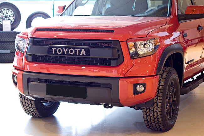 картинка Toyota Tundra 2013-н.в. Накладки на передние фары (реснички) компл.-2 шт. магазин  StreetTuning 