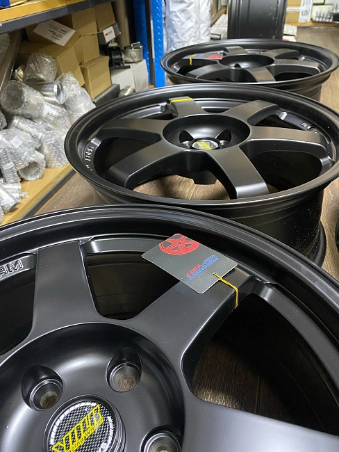 картинка Новые диски Rays TE37 R18 J8 ET35 5X120, черные матовые магазин  StreetTuning 