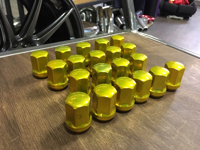 картинка Комплект гаек Starleks M12x1.5 высота 32 мм, золотые магазин  StreetTuning 