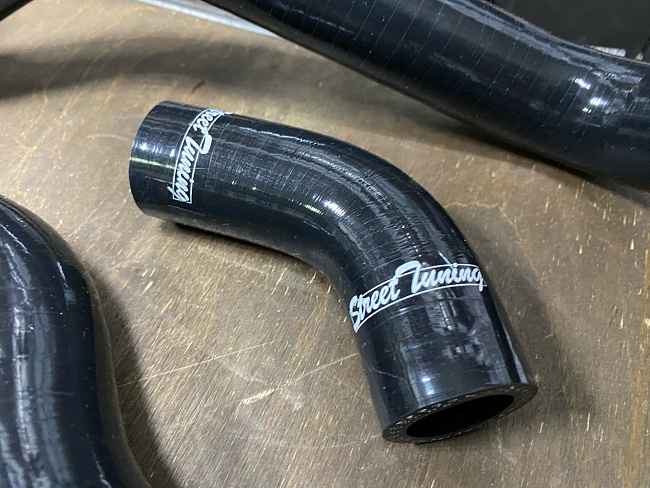 картинка Патрубки радиатора STREETTUNING для Honda Fit / Jazz GD1, GD5 L13, L15 магазин  StreetTuning 