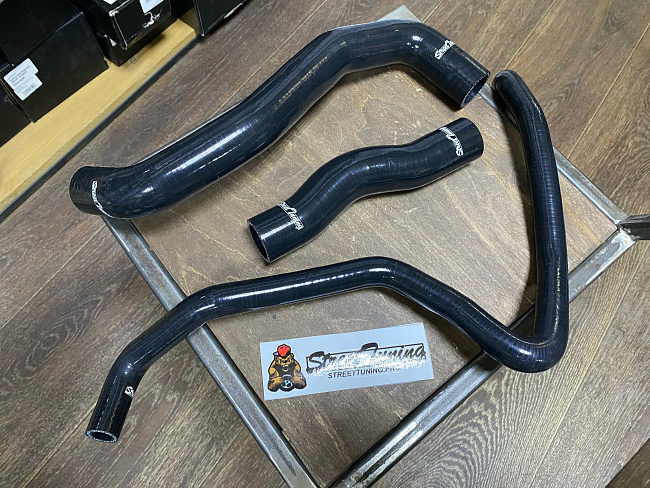 картинка Патрубки радиатора STREETTUNING для Nissan 350Z, Z33, G35 03-07 магазин  StreetTuning 