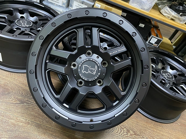 картинка Новые диски Black Rhino Barstow R18 J9 ET18 5x150 black магазин  StreetTuning 