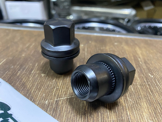 картинка Гайка Starleks М14х1,5 пресс-шайба, высота 46мм, закрытая, ключ 22мм, диаметр носика 22,5мм, хром (Land Rover) Black магазин  StreetTuning 