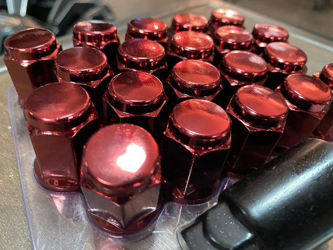 картинка Комплект гаек Starleks M14x1.5 высота 35 мм, красные - 20 шт магазин  StreetTuning 