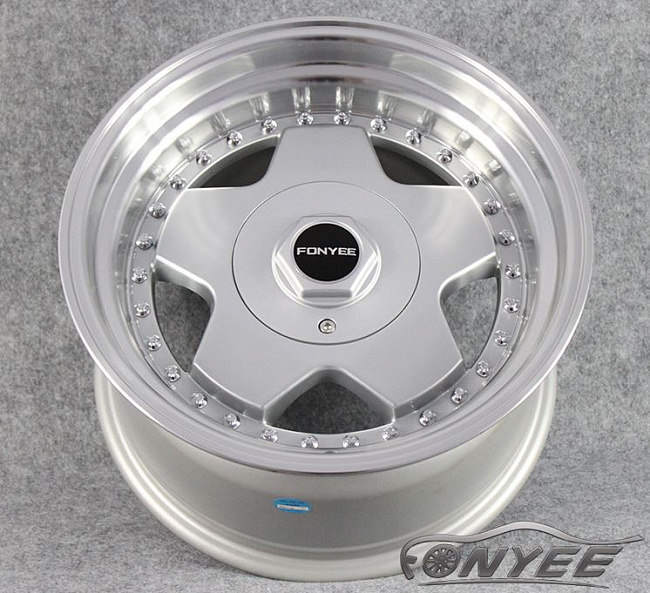 картинка Новые диски Borbet A R16 4х100/4x114,3 ET30 J8 серебро + болтики магазин  StreetTuning 