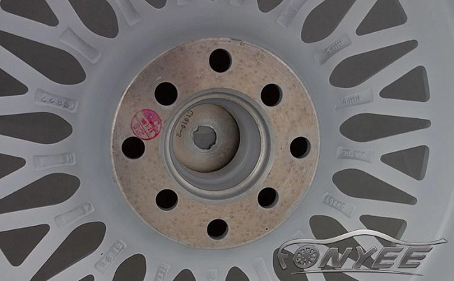 картинка Новые диски BBS RS R17 4X100/4X114,3 ET35 J7,5 белый глянец + серебристые болтики магазин  StreetTuning 